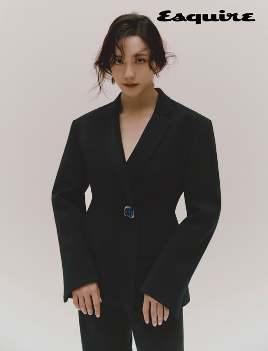 组图:韩女星朴智贤拍大片登杂志 深色系造型高级感十