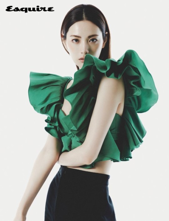 組圖：韓女星NANA拍寫真露美背 線條優越身材高挑