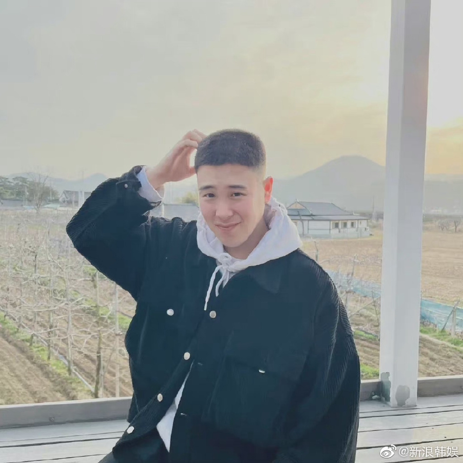 组图:blockb表志勋正式入伍 剃短发摸平头表情萌_高清图集_新浪网