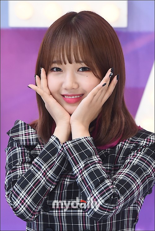 组图:韩女团weki meki参加节目录制 穿超短迷你裙劲歌热舞_高清图集