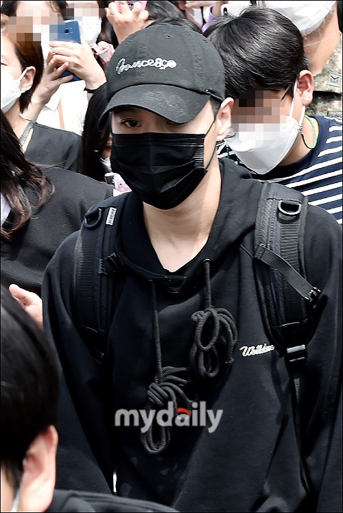 組圖：SHINee李泰民入伍現場照公開 剃短髮戴帽子遮蓋