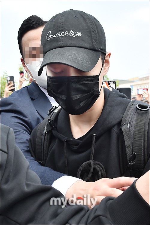 組圖：SHINee李泰民入伍現場照公開 剃短髮戴帽子遮蓋