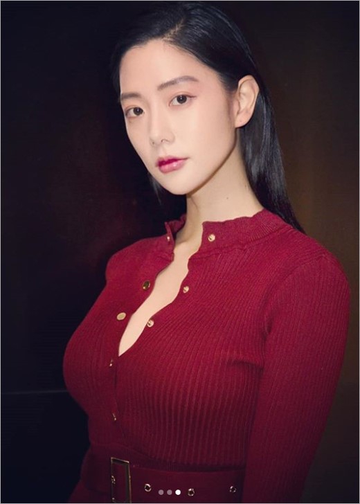 新浪娱乐讯 韩国女艺人clara昨天在sns发布多张照片,展示其完美比例的