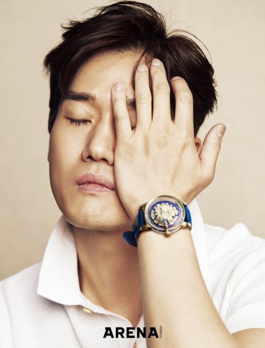 组图:韩男星刘智泰拍时尚写真 天台外展成熟魅力