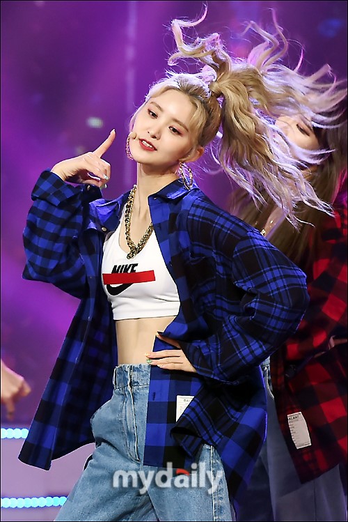 组图:exid献复古风热辣舞台 hani穿露脐装秀纤腰_高清图集_新浪网