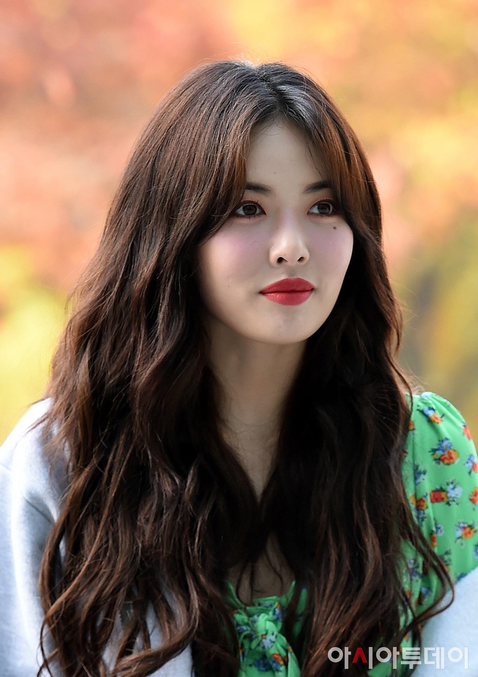 组图:泫雅穿碎花连衣裙现身上班路 当街跳舞心情大好