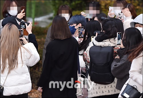 組圖：18歲韓男團成員參加高考 場外被女粉絲圍堵拍照