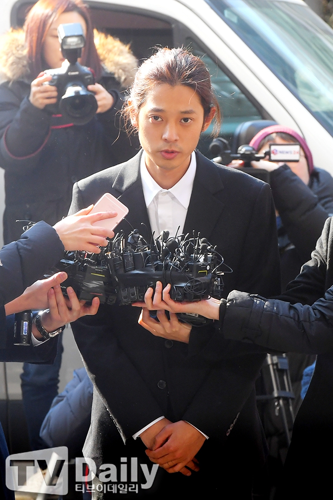 郑俊英赴警察厅接受调查 一身黑衣扎小辫亮相