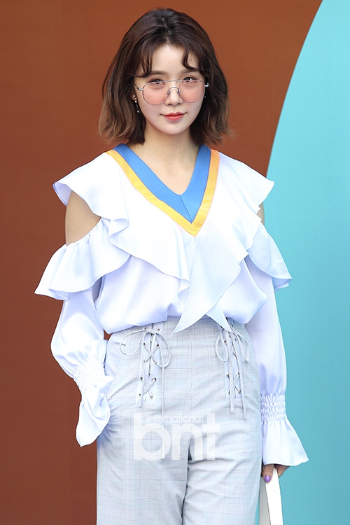 猜你喜欢 3 / 4 新浪娱乐讯 23日上午,韩国女团fiestar成员曹璐出席了