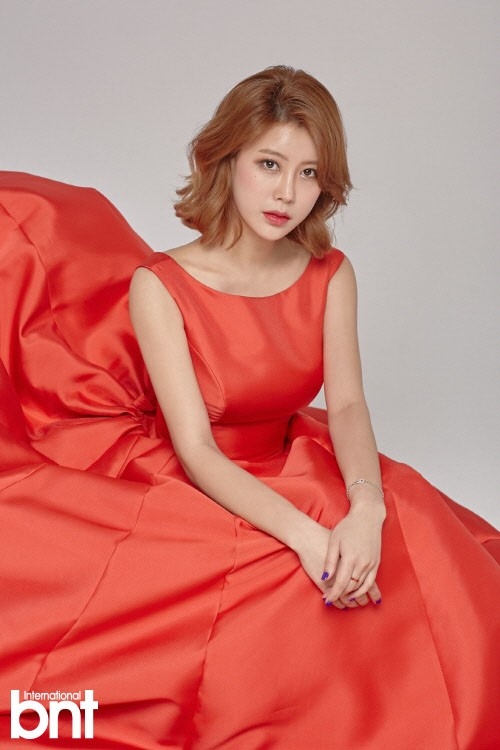 韩静媛将于下个月与篮球选手金胜贤举行婚礼.