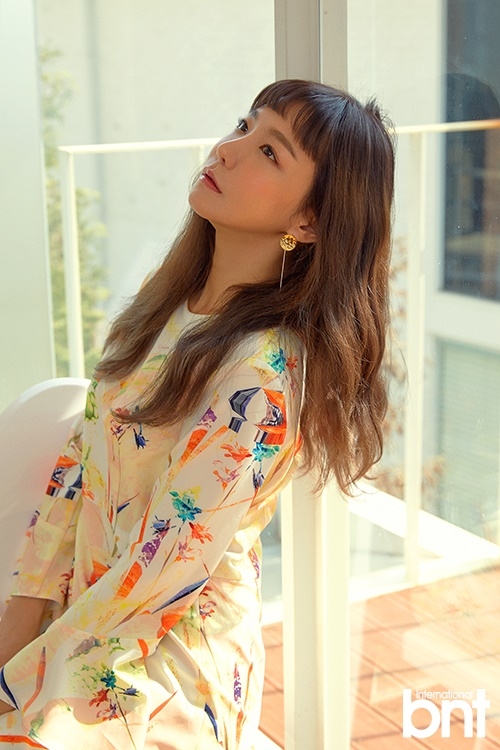 组图:韩星申素率拍写真 谈公开恋爱展现大方态度