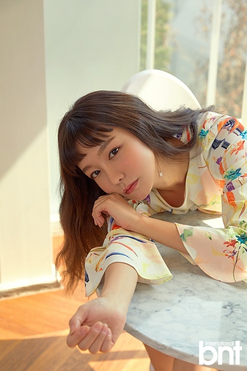 组图:韩星申素率拍写真 谈公开恋爱展现大方态度