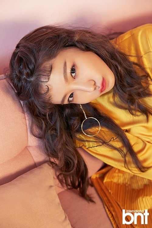 【2018.04.03】【明星】申素率拍写真 谈公开恋爱展现大方态度