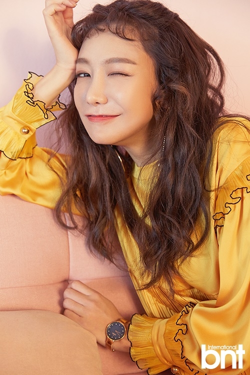 【2018.04.03】【明星】申素率拍写真 谈公开恋爱展现大方态度