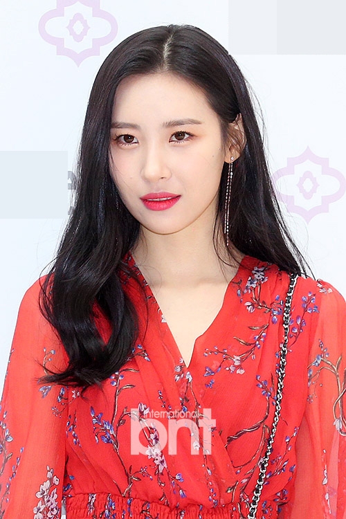 组图宣美亮相一身红裙靓丽美艳身材纤细惹人羡