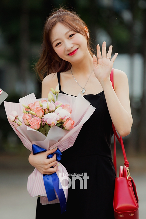 组图:lovelyz李美珠戏精上班路新姿势 高抬腿一字马_高清图集_新浪网