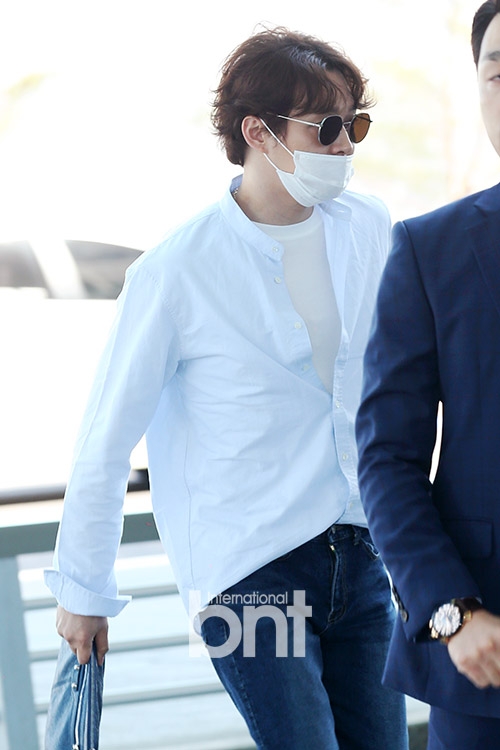 组图:朴有天现身机场 口罩遮面步伐匆匆