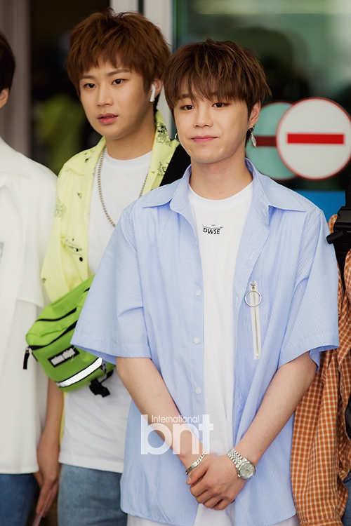组图:韩男团unb现身机场 赴泰国举行见面会_高清图集_新浪网