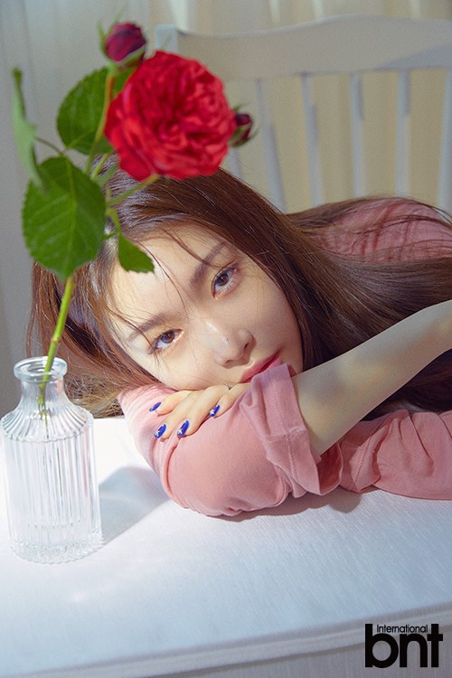 1/ 10新浪娱乐讯 韩国女艺人金请夏近日受邀为某