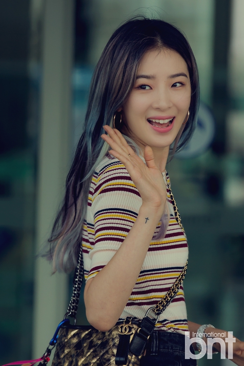 组图:韩模特irene赴美国出席kcon 纤细长腿惹人羡