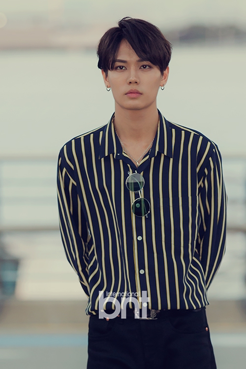 组图ninepercent林彦俊现身韩国机场戴耳钉个性帅气