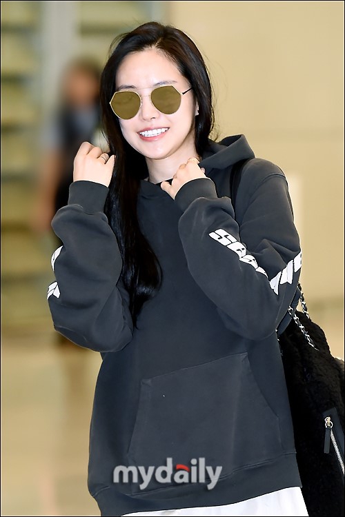 组图:apink孙娜恩现身机场回国 踩平底鞋休闲舒适