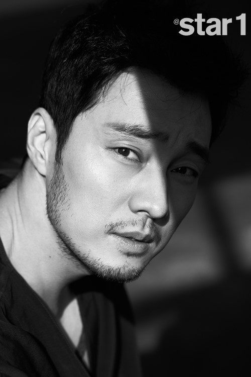 新浪娱乐讯 韩国艺人苏志燮近日被某时装杂志选为2019年第一期的封面