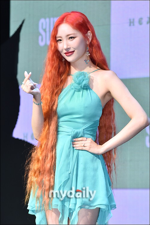 組圖：宣美髮布新專輯熱舞秀美腿 橘發藍裙神似小美人魚