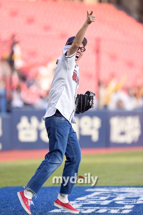 组图:韩星金英哲为棒球比赛开球 动作搞笑超开心