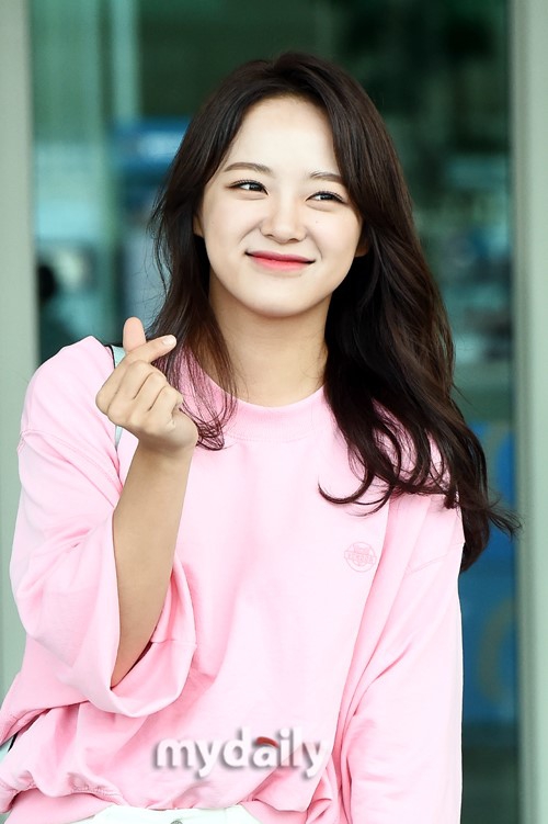 1/ 11新浪娱乐讯 韩国女团gugudan成员金世正今天上午