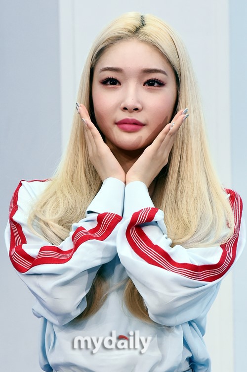 组图:韩女星金请夏穿短裤清凉亮相 脸肿明显疑填充