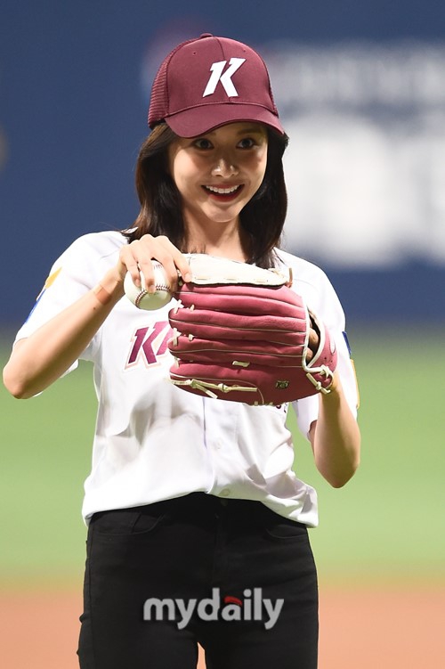 组图:韩宝凛任棒球比赛开球嘉宾 大眼可爱笑容甜