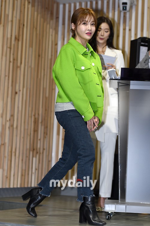 组图:t-ara全宝蓝宣传出演新剧 穿绿衣可爱似邻家女孩