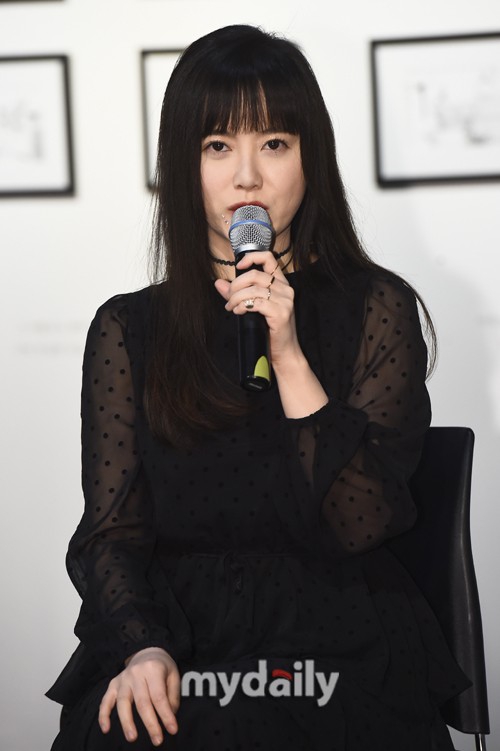 组图：具惠善亮相释出会 水钻贴嘴角妆容特别