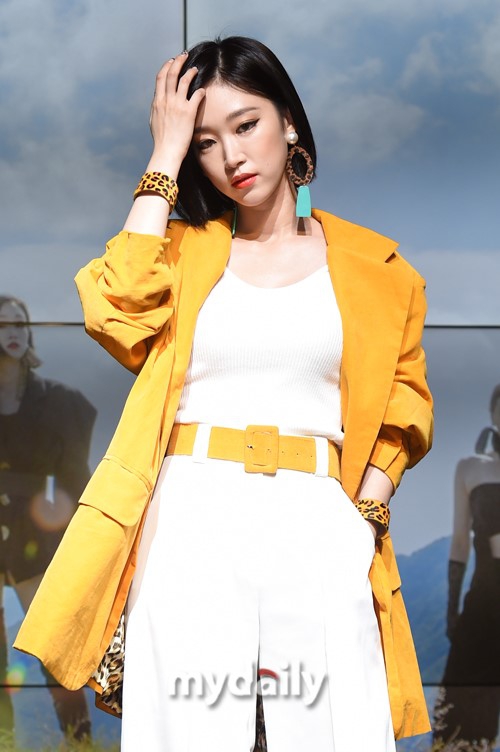 1 / 16 新浪娱乐讯 10月17日上午,韩国女歌手soya在首尔举行了首张