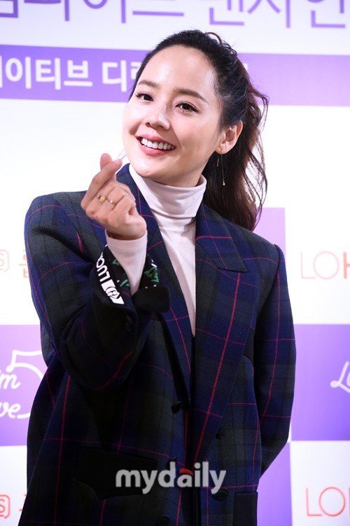 组图辣妈韩星柳真亮相签名会笑容满面幸福洋溢