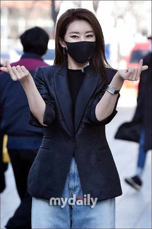 韩国女歌手金完宣出演《两点出逃》节目