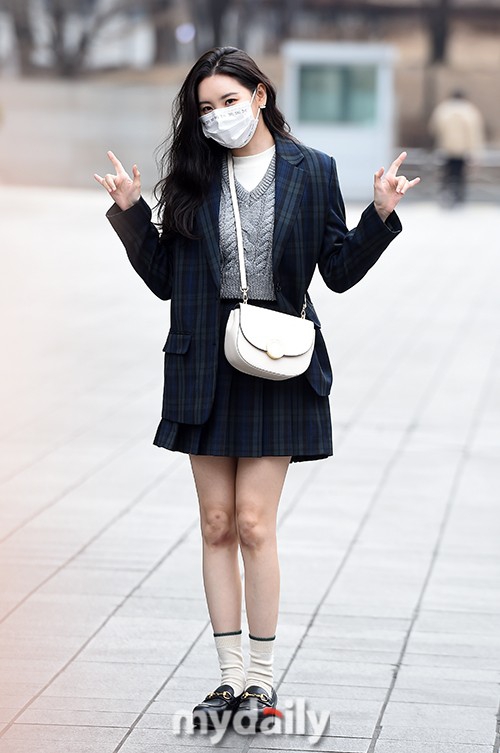 組圖：宣美穿學生短裙亮相上班路 初春天氣光腿不怕冷
