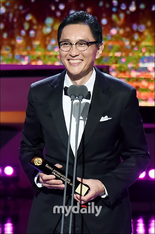 组图:《孤独的美食家》松重丰出席韩国颁奖礼 五郎笑容可亲