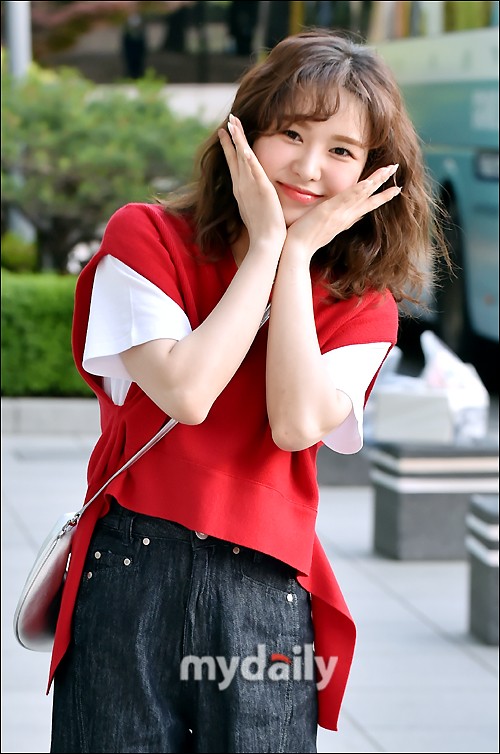 組圖：Red velvet成員Wendy上班路 紅衣捲髮可愛養眼