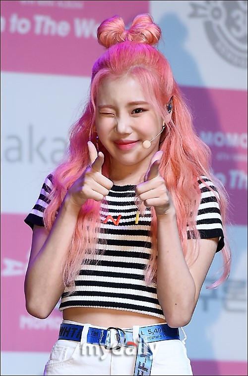 1 / 21 新浪娱乐讯 6月26日下午,韩国女团momoland在首尔举行了第四张