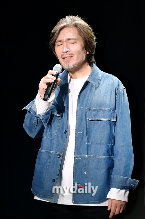 組圖：韓國老牌歌手任宰範亮相 舉行新專輯釋出會