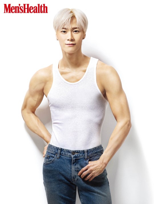 1 / 5 新浪娱乐讯 韩国男团astro成员文彬最近拍摄一组杂志照,展示了