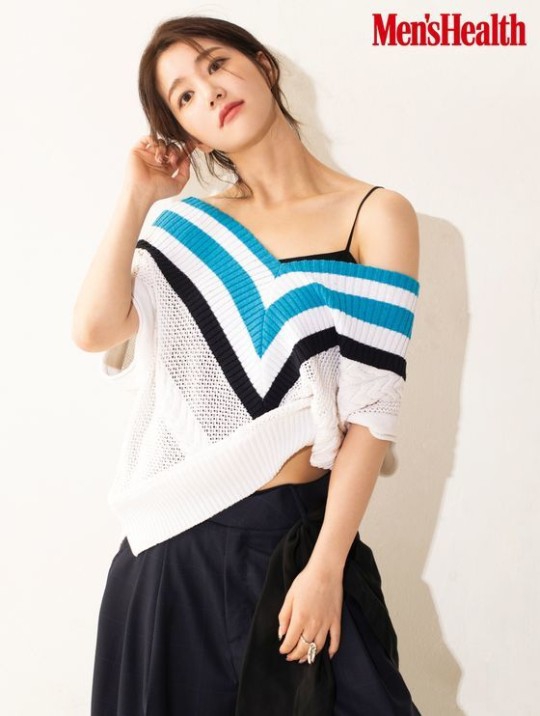 组图：韩女星李侑菲登杂志 穿吊带衫美肌白皙