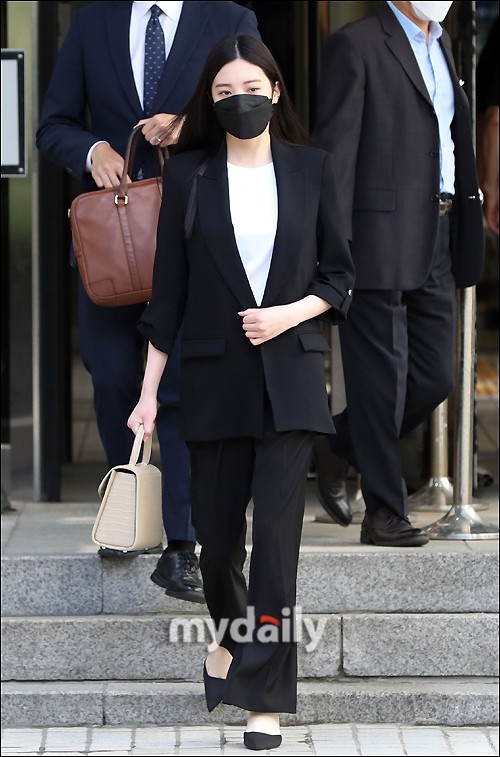 組圖：韓女星Lizzy酒駕傷人案出庭 穿黑衣鞠躬道歉