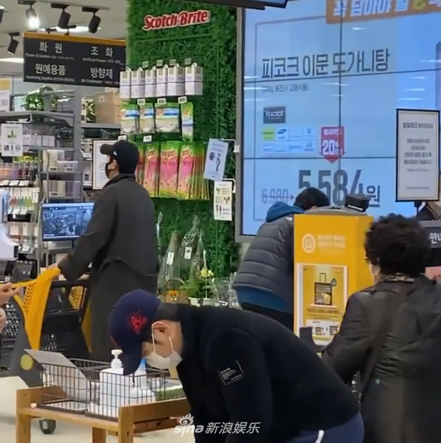 組圖：鄭敬淏崔秀英逛超市 戀愛9年默契似老夫老妻