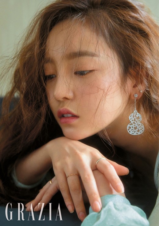 新浪娱乐讯 韩国女艺人具荷拉不久前飞往中国香港,为某时装杂志最新