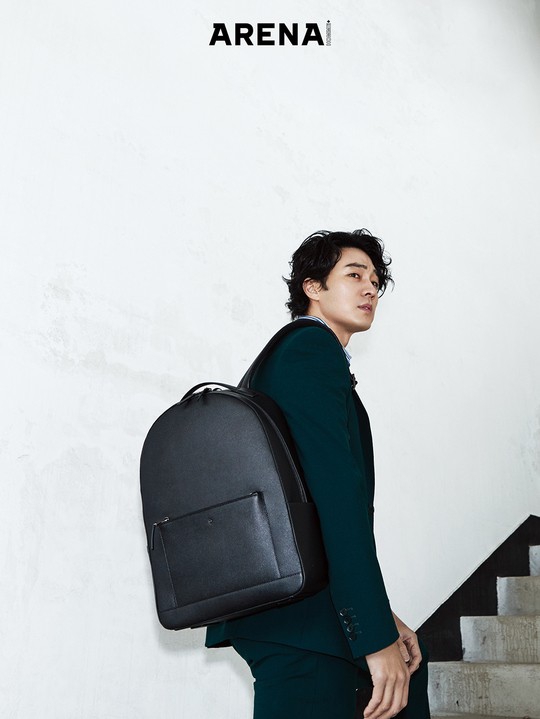 组图:苏志燮拍写真 剃掉胡子仍是帅气型男