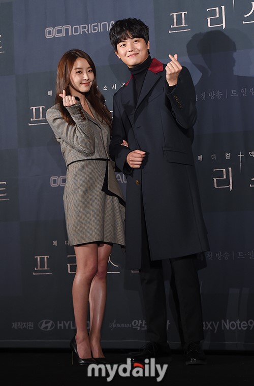 组图:延宇振郑有美等出席发布会 挽手合影展暖暖笑容_高清图集_新浪网