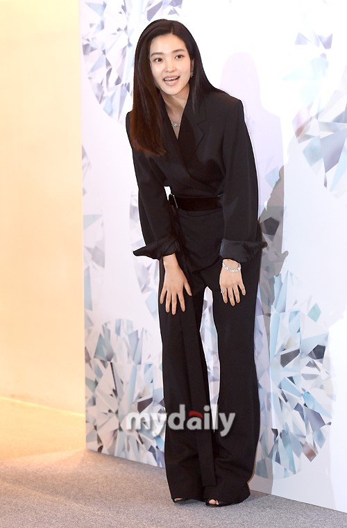 组图:金泰梨穿黑色套装出席活动 淡妆配珠宝知性高贵_高清图集_新浪网